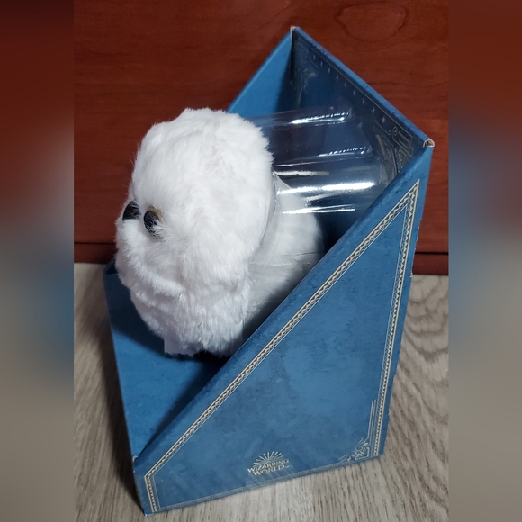 Universal Studios Harry Potter Snowy Owl With Sound and Movement Shoulder Plush - Picture 3 of 4